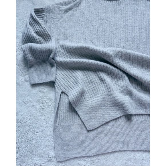 🤍 H&M Sweater 🤍 - Picture 4 of 6